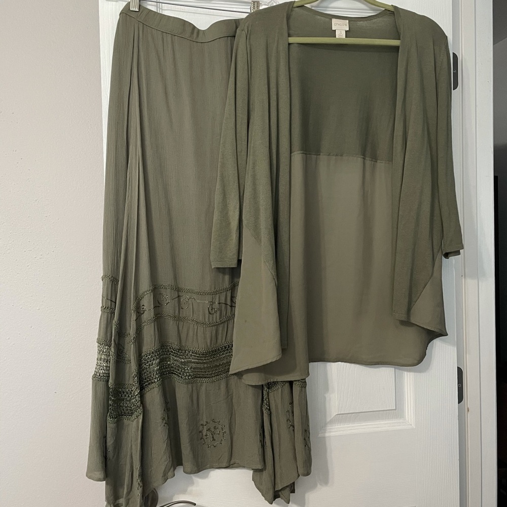 Beautiful Chico’s Outfit Size 3 skirt is NWT